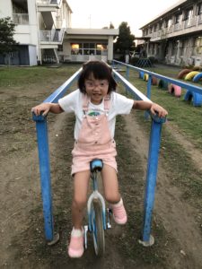 一輪車に挑戦する６歳女児